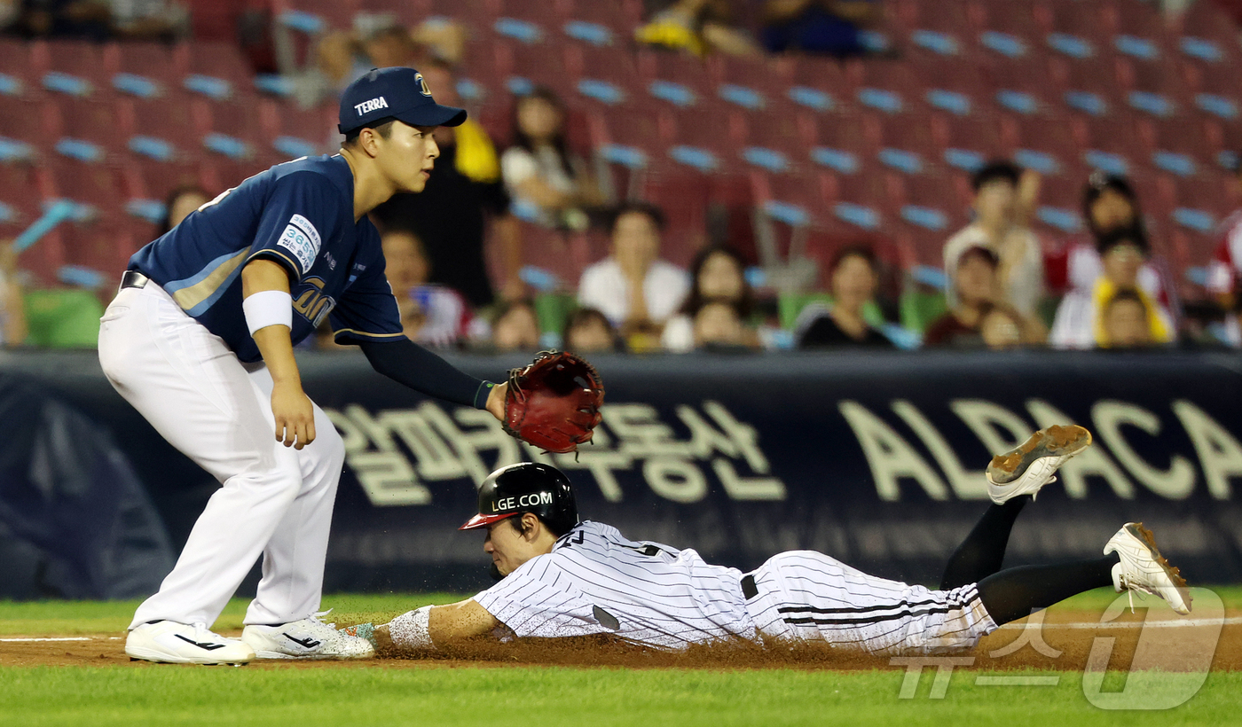 (서울=뉴스1) 김진환 기자 = 25일 오후 서울 송파구 잠실야구장에서 열린 프로야구 '2026 신한은행 SOL KBO리그' NC 다이노스와 LG 트윈스의 경기, LG 신민재가 8 …