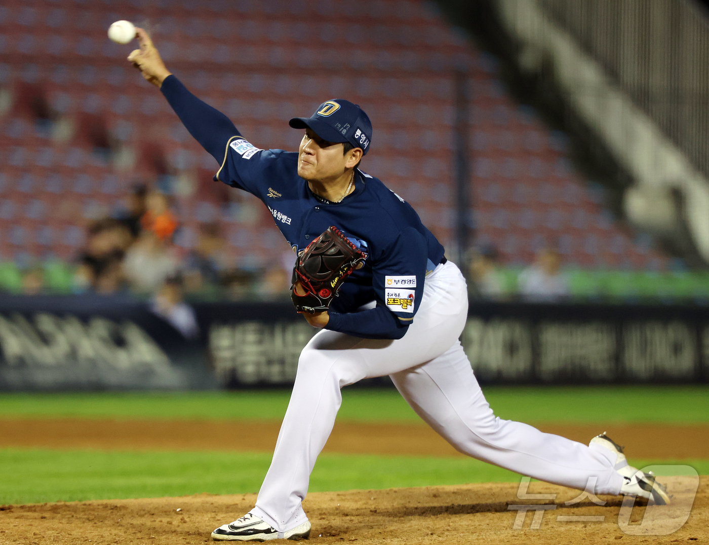 (서울=뉴스1) 김진환 기자 = 25일 오후 서울 송파구 잠실야구장에서 열린 프로야구 '2026 신한은행 SOL KBO리그' NC 다이노스와 LG 트윈스의 경기, NC 김진호가 8 …