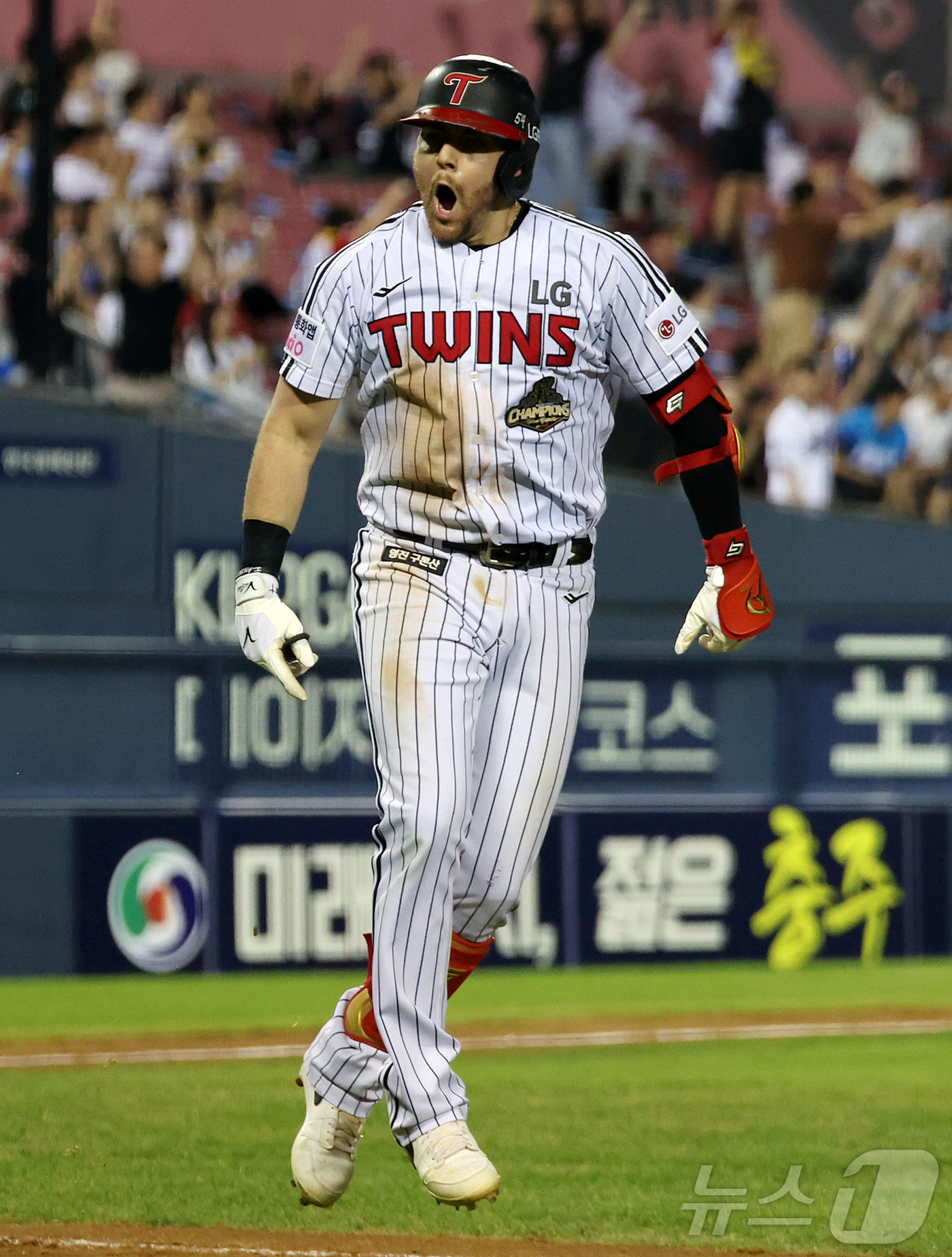 (서울=뉴스1) 김진환 기자 = 25일 오후 서울 송파구 잠실야구장에서 열린 프로야구 '2026 신한은행 SOL KBO리그' NC 다이노스와 LG 트윈스의 경기, LG 오스틴이 8 …