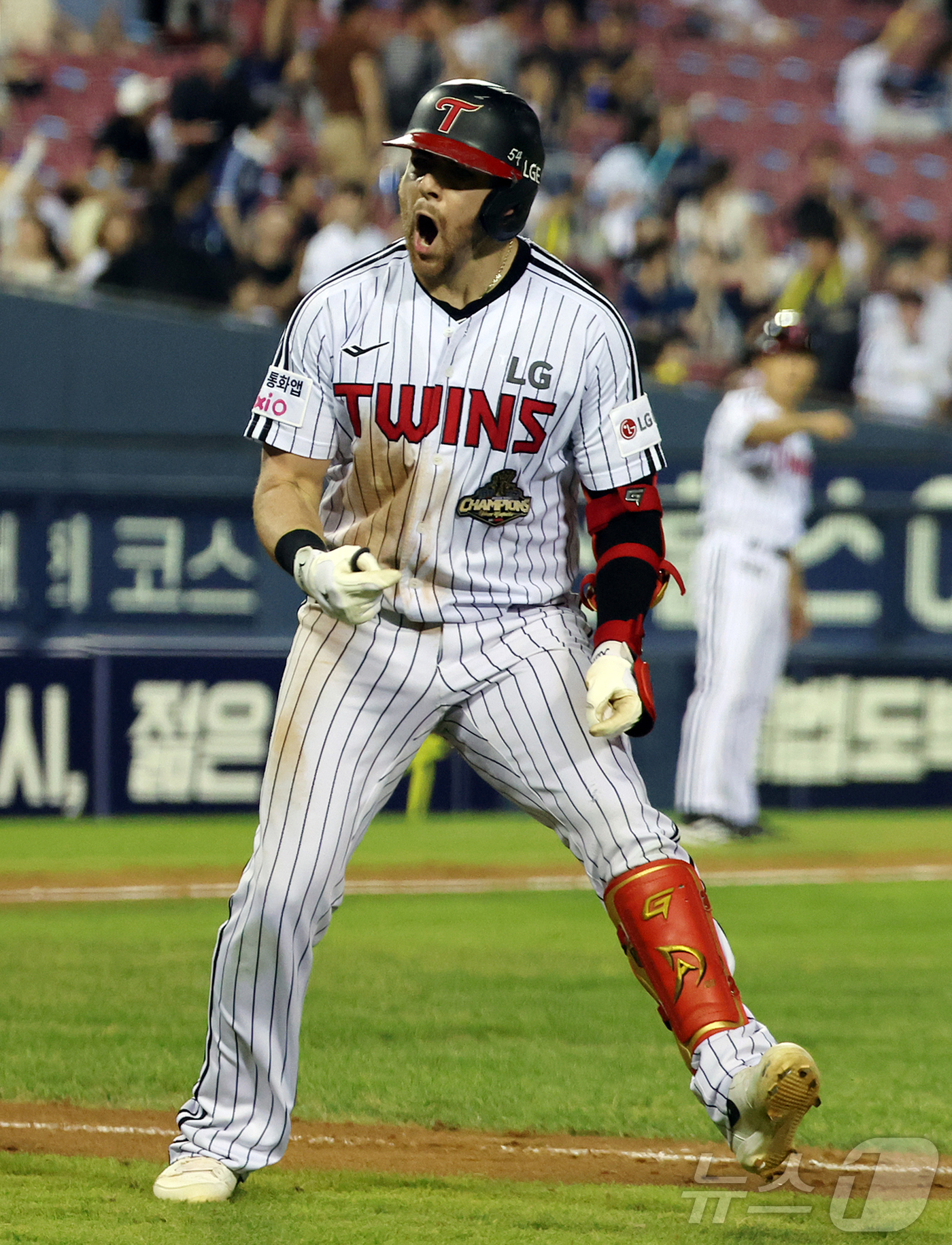 (서울=뉴스1) 김진환 기자 = 25일 오후 서울 송파구 잠실야구장에서 열린 프로야구 '2026 신한은행 SOL KBO리그' NC 다이노스와 LG 트윈스의 경기, LG 오스틴이 8 …