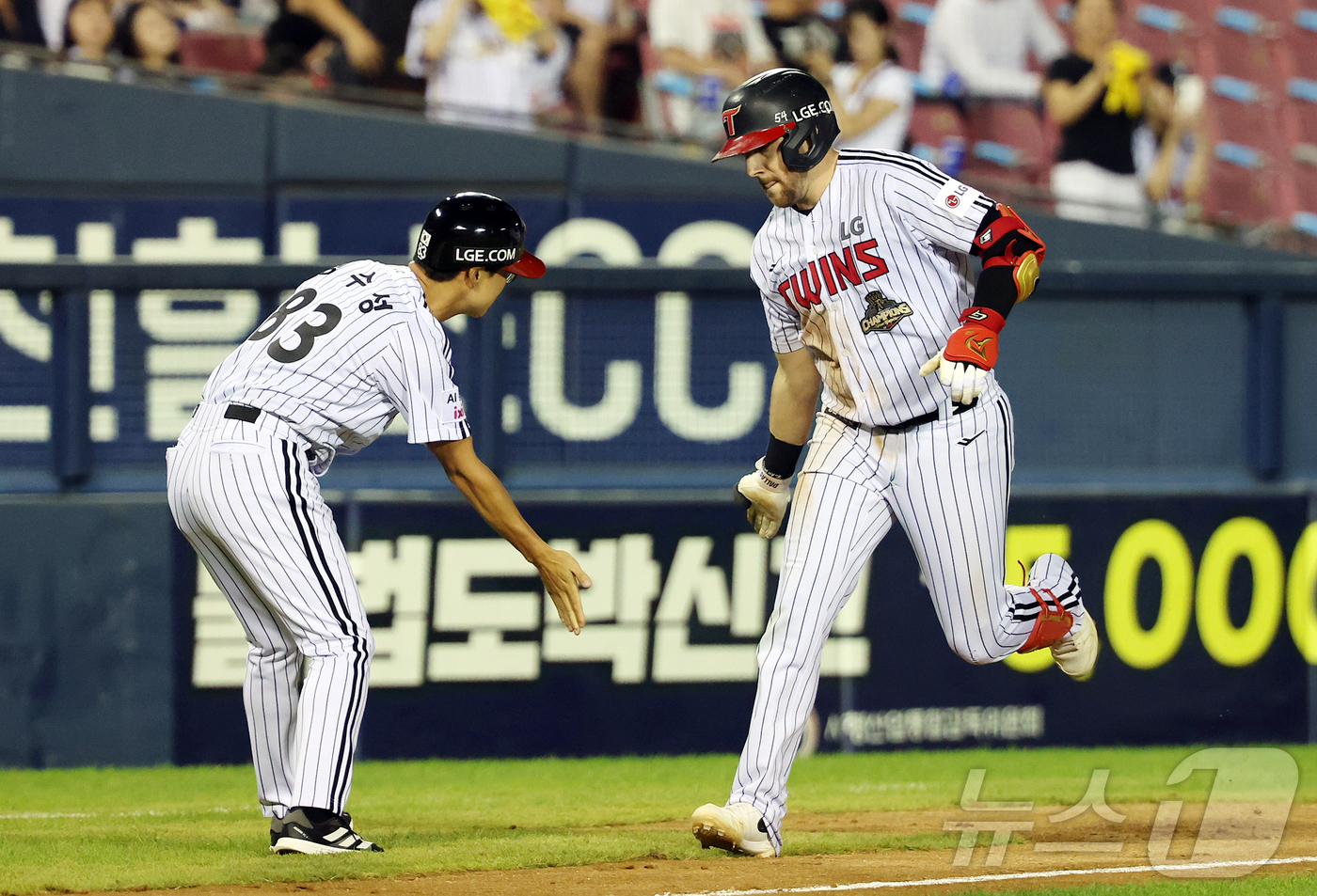 (서울=뉴스1) 김진환 기자 = 25일 오후 서울 송파구 잠실야구장에서 열린 프로야구 '2026 신한은행 SOL KBO리그' NC 다이노스와 LG 트윈스의 경기, LG 오스틴이 8 …