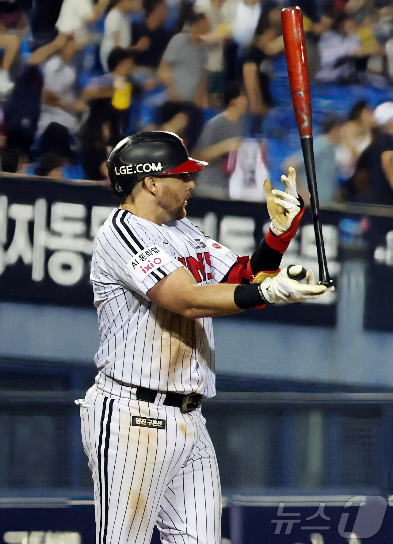 (서울=뉴스1) 김진환 기자 = 25일 오후 서울 송파구 잠실야구장에서 열린 프로야구 '2026 신한은행 SOL KBO리그' NC 다이노스와 LG 트윈스의 경기, LG 오스틴이 8 …