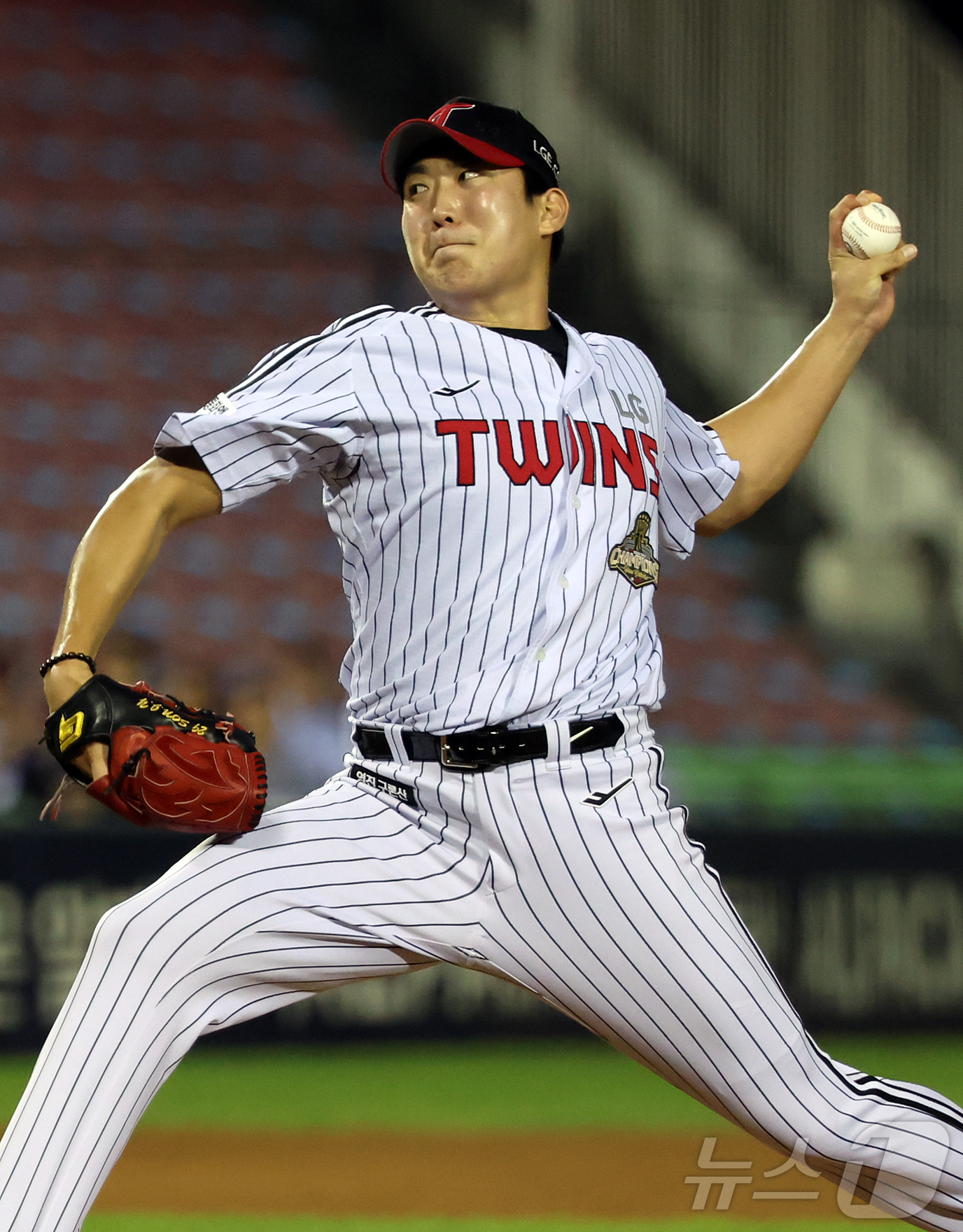 (서울=뉴스1) 김진환 기자 = 25일 오후 서울 송파구 잠실야구장에서 열린 프로야구 '2026 신한은행 SOL KBO리그' NC 다이노스와 LG 트윈스의 경기, LG 마무리 손주 …