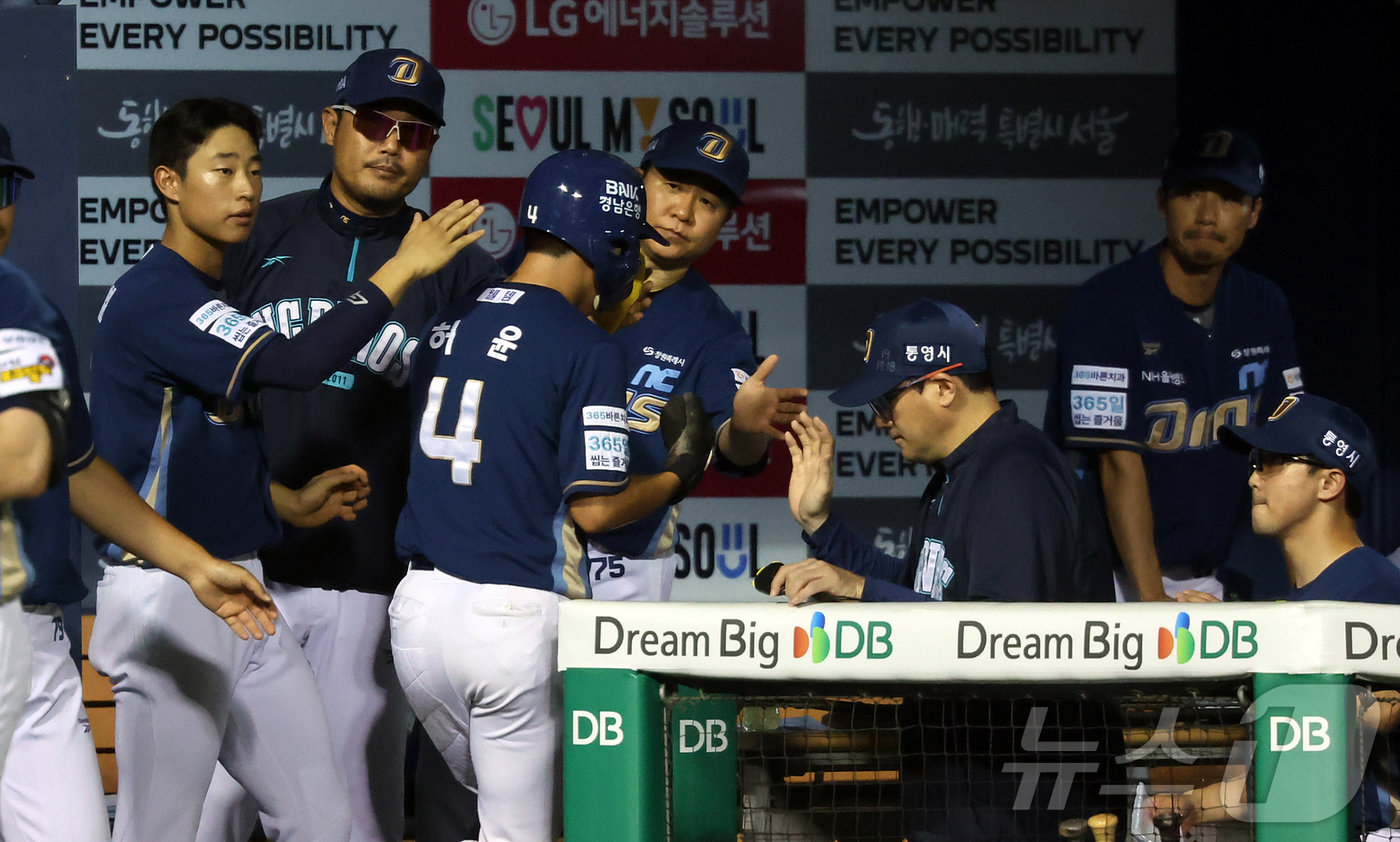 (서울=뉴스1) 김진환 기자 = 25일 오후 서울 송파구 잠실야구장에서 열린 프로야구 '2026 신한은행 SOL KBO리그' NC 다이노스와 LG 트윈스의 경기, NC 허윤이 9회 …