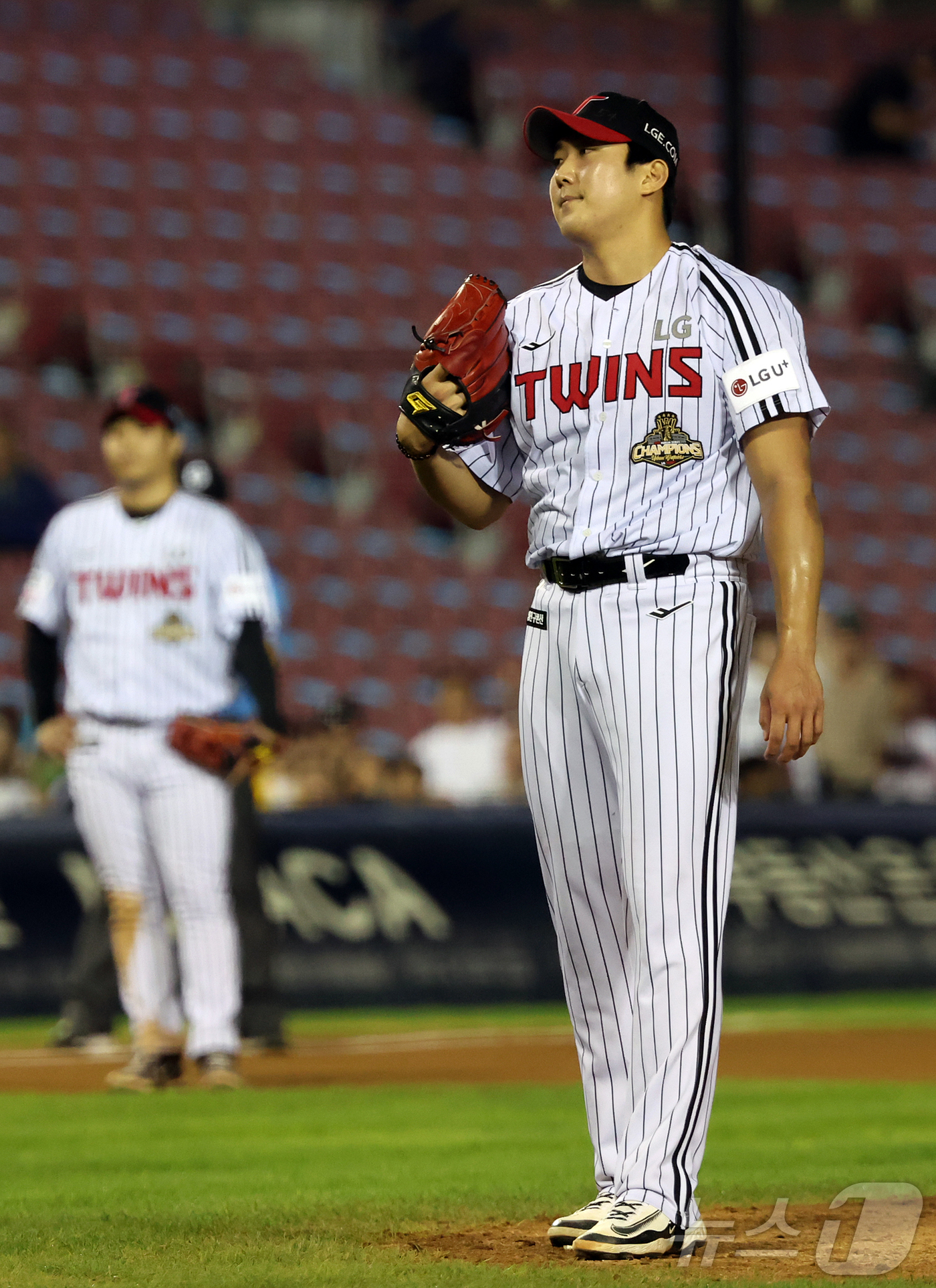 (서울=뉴스1) 김진환 기자 = 25일 오후 서울 송파구 잠실야구장에서 열린 프로야구 '2026 신한은행 SOL KBO리그' NC 다이노스와 LG 트윈스의 경기, LG 마무리 손주 …