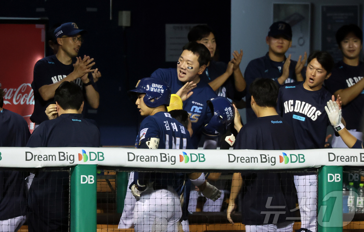(서울=뉴스1) 김진환 기자 = 25일 오후 서울 송파구 잠실야구장에서 열린 프로야구 '2026 신한은행 SOL KBO리그' NC 다이노스와 LG 트윈스의 경기, NC 허윤이 9회 …