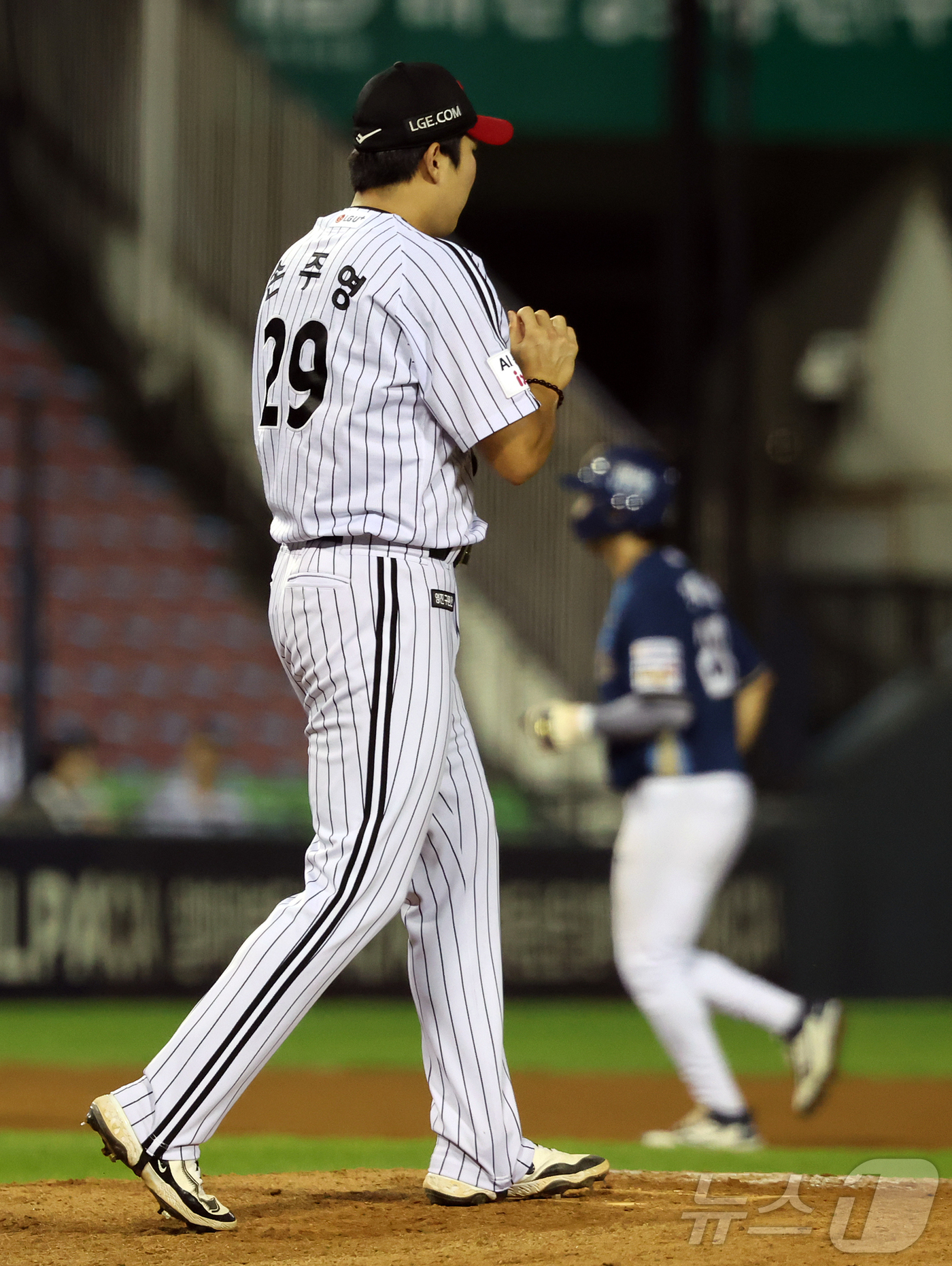 (서울=뉴스1) 김진환 기자 = 25일 오후 서울 송파구 잠실야구장에서 열린 프로야구 '2026 신한은행 SOL KBO리그' NC 다이노스와 LG 트윈스의 경기, LG 마무리 손주 …