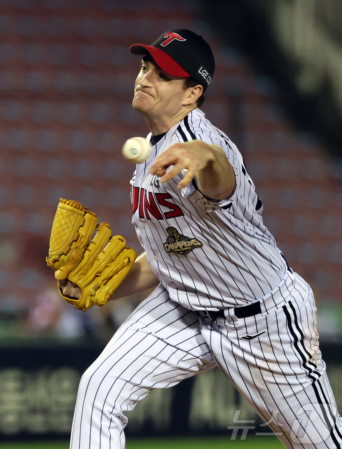 (서울=뉴스1) 김진환 기자 = 25일 오후 서울 송파구 잠실야구장에서 열린 프로야구 '2026 신한은행 SOL KBO리그' NC 다이노스와 LG 트윈스의 경기, LG 케네디가 1 …