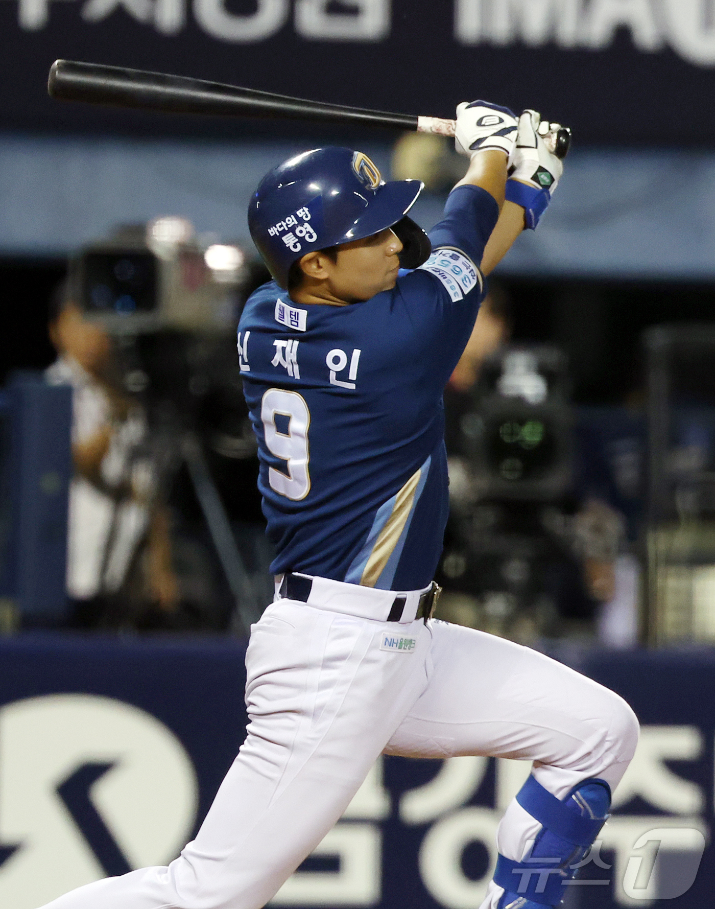 (서울=뉴스1) 김진환 기자 = 25일 오후 서울 송파구 잠실야구장에서 열린 프로야구 '2026 신한은행 SOL KBO리그' NC 다이노스와 LG 트윈스의 경기, NC 신재인이 1 …