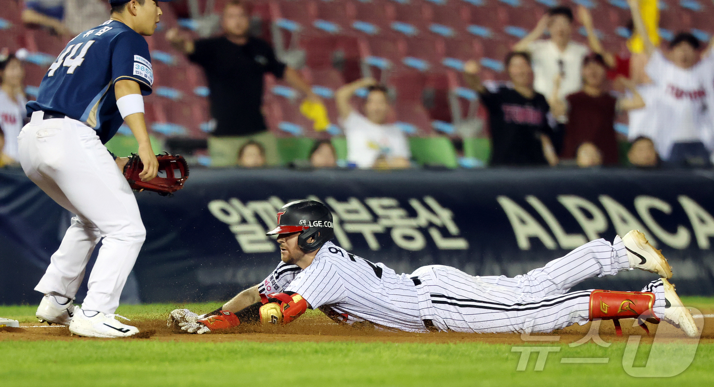 (서울=뉴스1) 김진환 기자 = 25일 오후 서울 송파구 잠실야구장에서 열린 프로야구 '2026 신한은행 SOL KBO리그' NC 다이노스와 LG 트윈스의 경기, LG 오스틴이 1 …