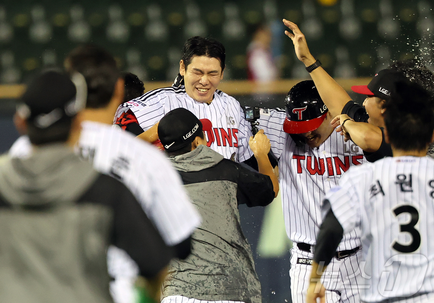 (서울=뉴스1) 김진환 기자 = 25일 오후 서울 송파구 잠실야구장에서 열린 프로야구 '2026 신한은행 SOL KBO리그' NC 다이노스와 LG 트윈스의 경기, LG 홍창기가 1 …