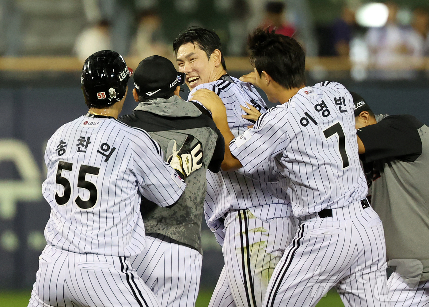 (서울=뉴스1) 김진환 기자 = 25일 오후 서울 송파구 잠실야구장에서 열린 프로야구 '2026 신한은행 SOL KBO리그' NC 다이노스와 LG 트윈스의 경기, LG 홍창기가 1 …