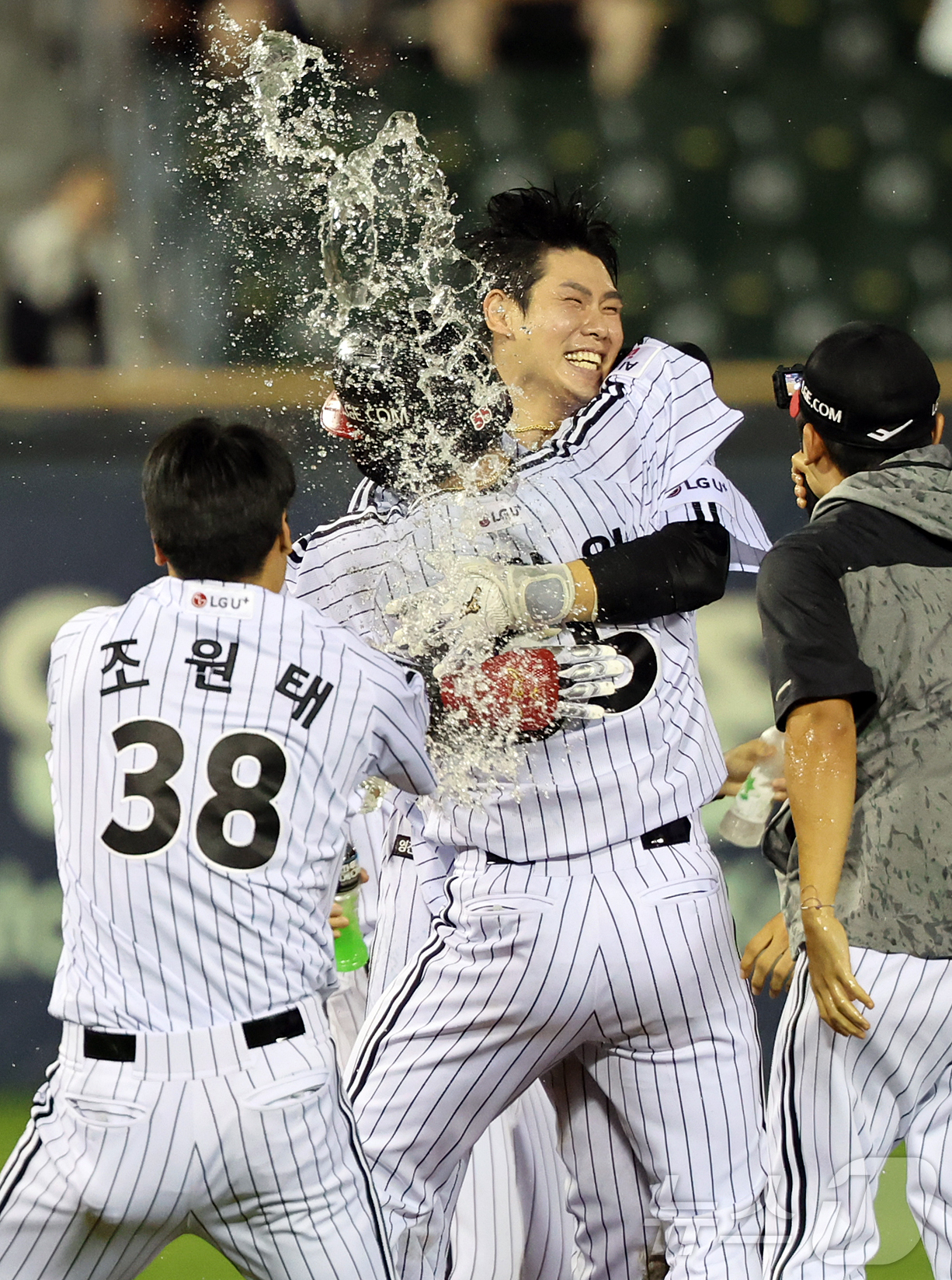 (서울=뉴스1) 김진환 기자 = 25일 오후 서울 송파구 잠실야구장에서 열린 프로야구 '2026 신한은행 SOL KBO리그' NC 다이노스와 LG 트윈스의 경기, LG 홍창기가 1 …