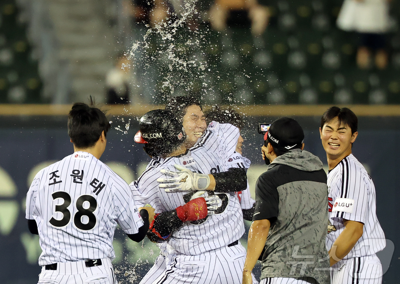 (서울=뉴스1) 김진환 기자 = 25일 오후 서울 송파구 잠실야구장에서 열린 프로야구 '2026 신한은행 SOL KBO리그' NC 다이노스와 LG 트윈스의 경기, LG 홍창기가 1 …