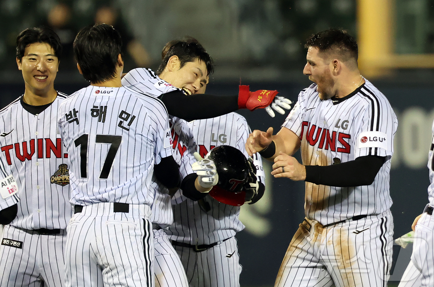 (서울=뉴스1) 김진환 기자 = 25일 오후 서울 송파구 잠실야구장에서 열린 프로야구 '2026 신한은행 SOL KBO리그' NC 다이노스와 LG 트윈스의 경기, LG 홍창기가 1 …
