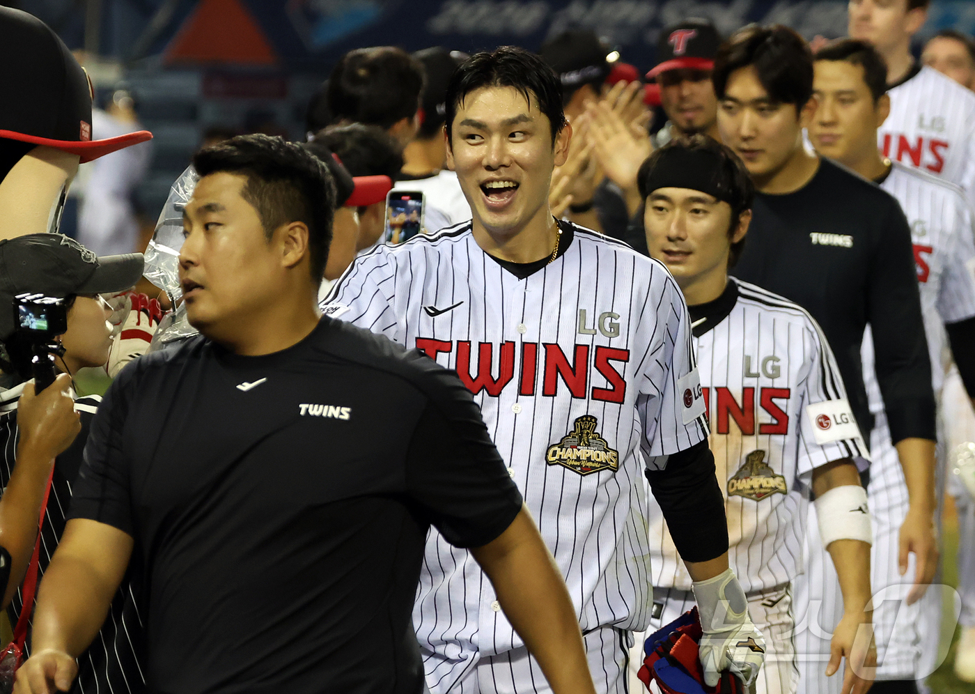(서울=뉴스1) 김진환 기자 = 25일 오후 서울 송파구 잠실야구장에서 열린 프로야구 '2026 신한은행 SOL KBO리그' NC 다이노스와 LG 트윈스의 경기, 10회말 홍창기의 …