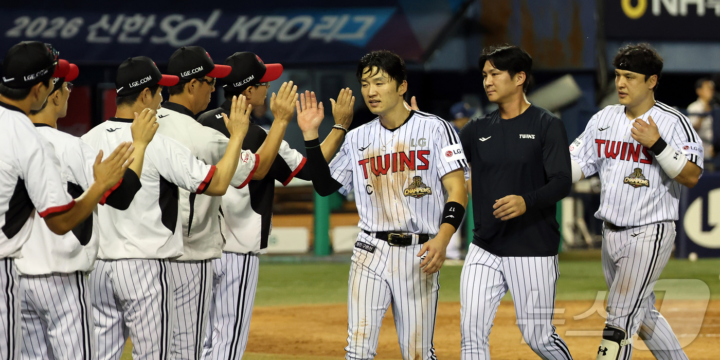 (서울=뉴스1) 김진환 기자 = 25일 오후 서울 송파구 잠실야구장에서 열린 프로야구 '2026 신한은행 SOL KBO리그' NC 다이노스와 LG 트윈스의 경기, 10회말 홍창기의 …