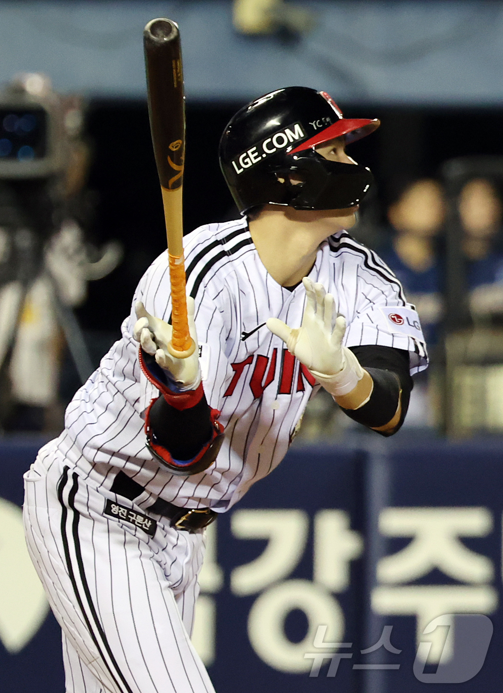 (서울=뉴스1) 김진환 기자 = 25일 오후 서울 송파구 잠실야구장에서 열린 프로야구 '2026 신한은행 SOL KBO리그' NC 다이노스와 LG 트윈스의 경기, LG 홍창기가 1 …