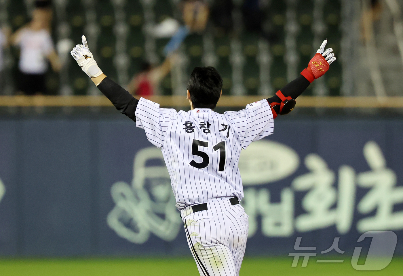 (서울=뉴스1) 김진환 기자 = 25일 오후 서울 송파구 잠실야구장에서 열린 프로야구 '2026 신한은행 SOL KBO리그' NC 다이노스와 LG 트윈스의 경기, LG 홍창기가 1 …