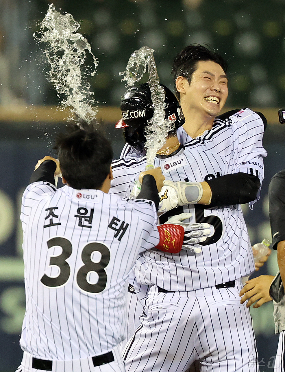 (서울=뉴스1) 김진환 기자 = 25일 오후 서울 송파구 잠실야구장에서 열린 프로야구 '2026 신한은행 SOL KBO리그' NC 다이노스와 LG 트윈스의 경기, LG 홍창기가 1 …