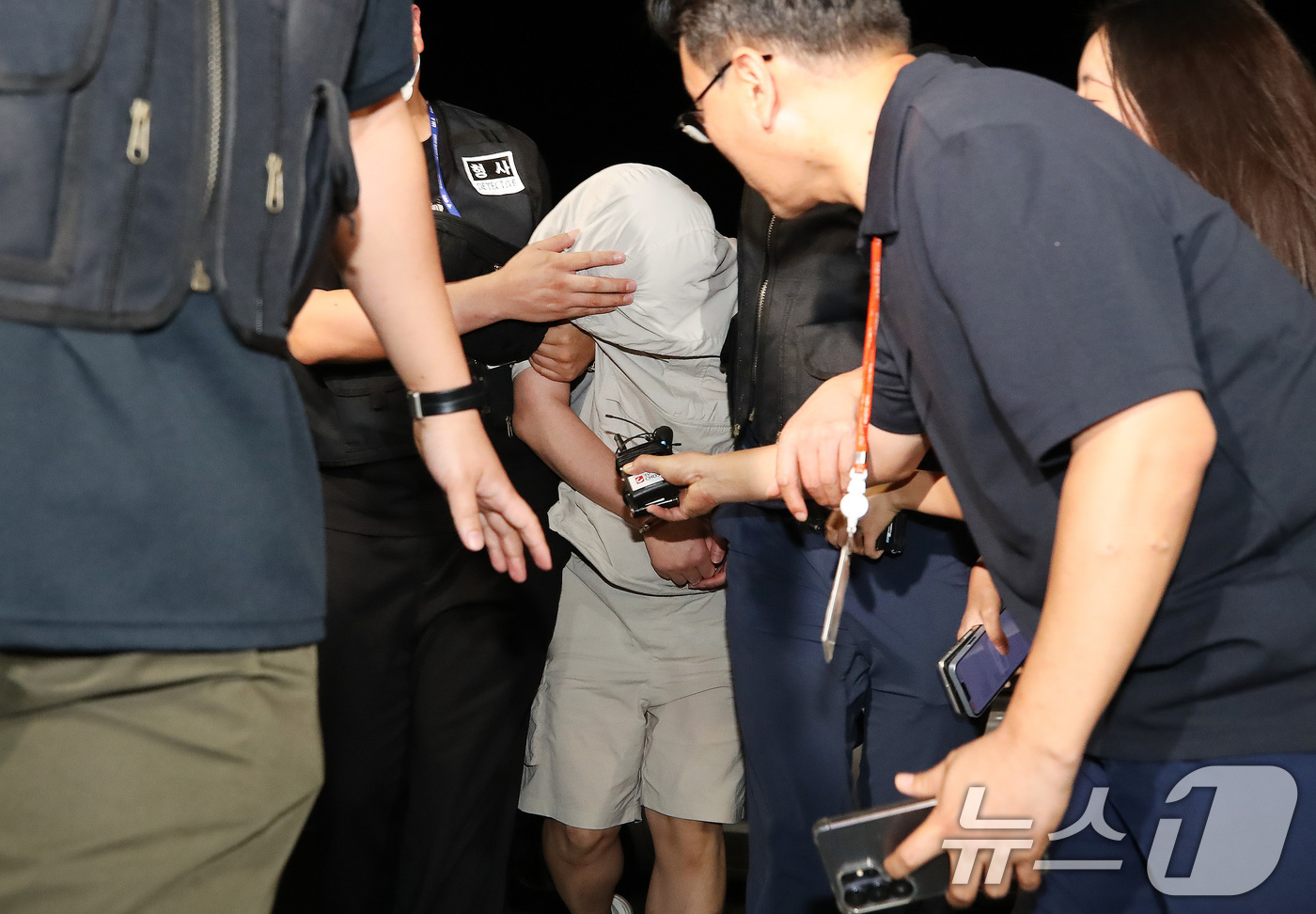 (경산=뉴스1) 공정식 기자 = 20대 중국인 유학생을 살해한 혐의를 받는 피의자 A 씨가 25일 오후 경찰에 체포돼 경산경찰서로 압송되고 있다. 2026.8.25/뉴스1