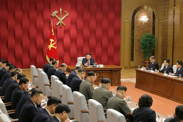 김정은, 당 정치국 확대회의 주재…상반기 경제 사업 점검·계획 수정
