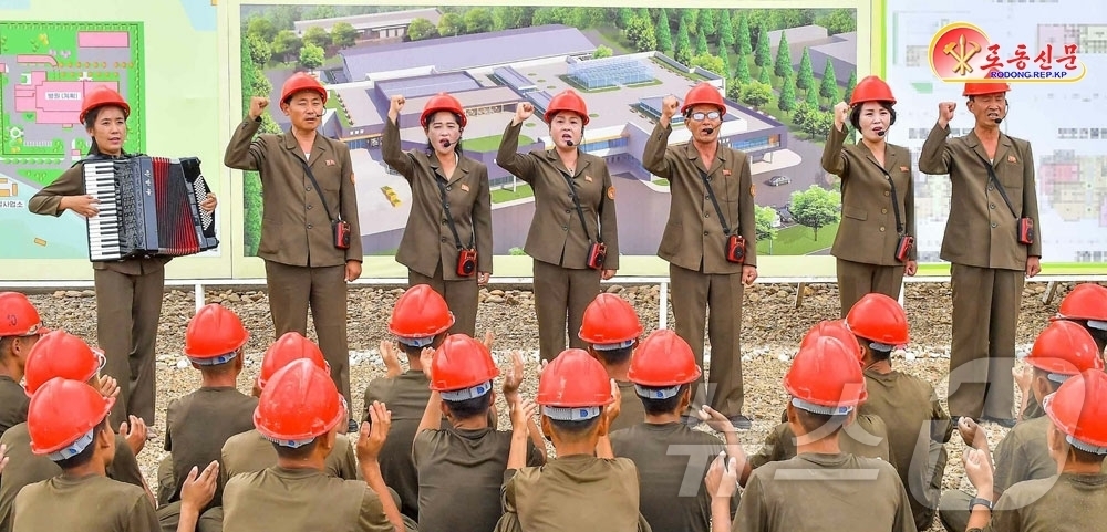 (평양 노동신문=뉴스1) = 북한 노동당 기관지 노동신문은 26일 "힘있는 경제 선동으로 군인 건설자들의 혁명적 열의를 북돋고 있다"라며 봉산군당집중강연선전대원들의 활동을 선전했다 …