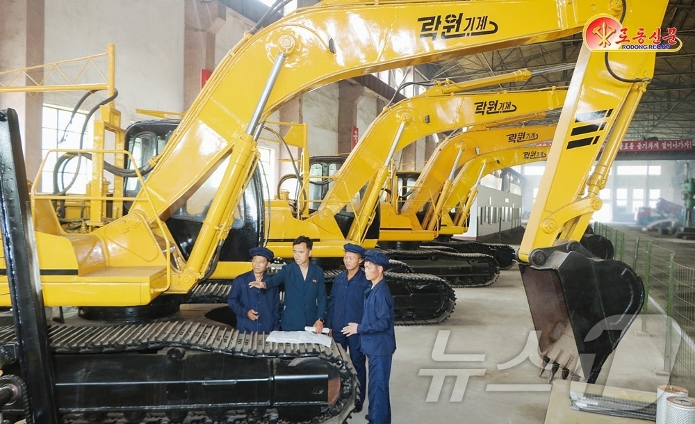 (평양 노동신문=뉴스1) = 북한 노동당 기관지 노동신문은 26일 "낙원기계종합기업소의 노동계급이 자력갱생의 기치를 높이 들고 능률적인 기계 설비들을 연이어 개발하는 성과를 거두고 …