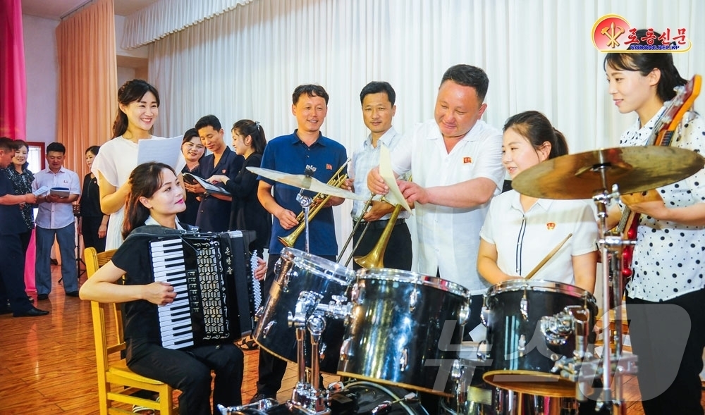 (평양 노동신문=뉴스1) = 북한 노동당 기관지 노동신문은 26일 "군중문화예술활동을 활발히 벌리고 있다"며 평양어린이식료품공장을 조명했다. [국내에서만 사용가능. 재배포 금지. …