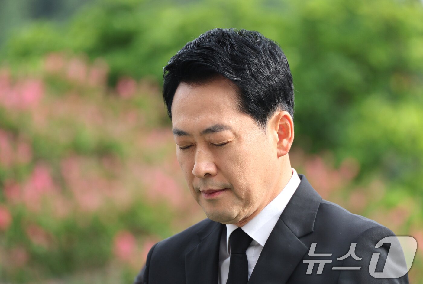 본문 이미지 - 취임 1주년을 맞은 장동혁 국민의힘 대표가 26일 서울 동작구 국립서울현충원을 찾아 현충탑을 참배하고 있다. 2026.8.26 ⓒ 뉴스1 신웅수 기자