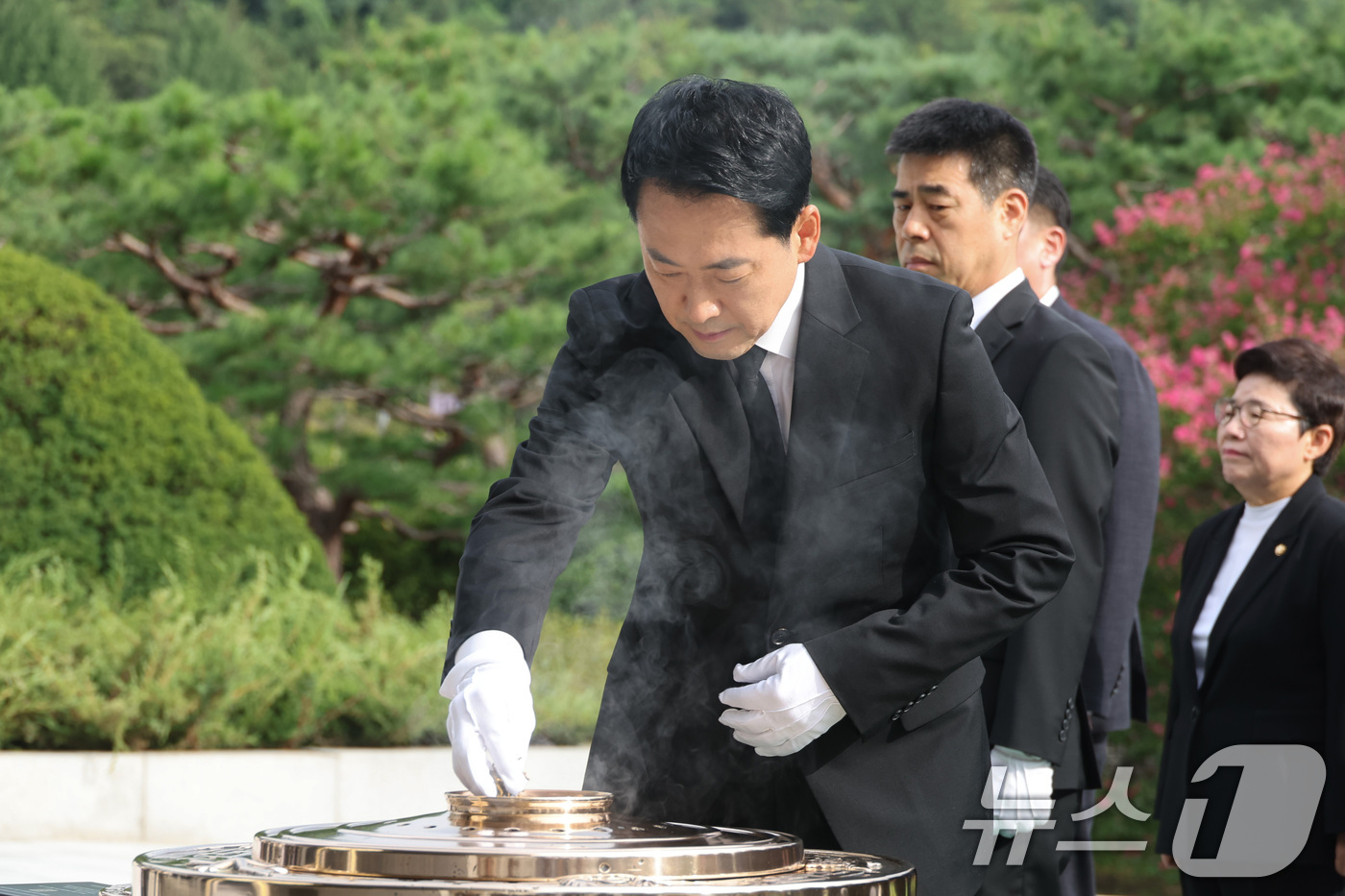 (서울=뉴스1) 신웅수 기자 = 취임 1주년을 맞은 장동혁 국민의힘 대표가 26일 서울 동작구 국립서울현충원을 찾아 현충탑을 참배하고 있다. 2026.8.26/뉴스1