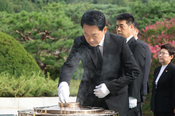 현충탑 분향하는 장동혁