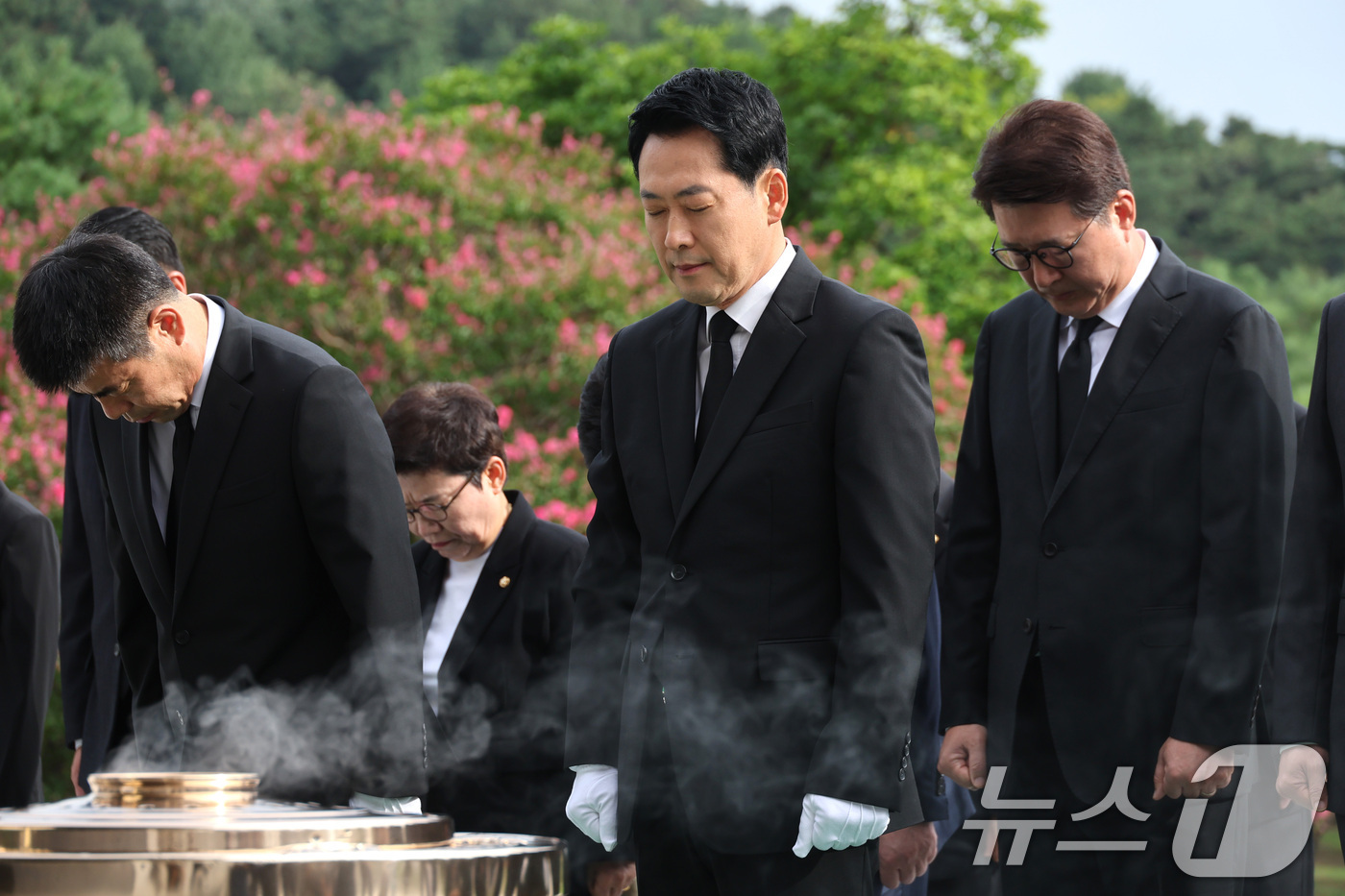 (서울=뉴스1) 신웅수 기자 = 취임 1주년을 맞은 장동혁 국민의힘 대표가 26일 서울 동작구 국립서울현충원을 찾아 현충탑을 참배하고 있다. 2026.8.26/뉴스1