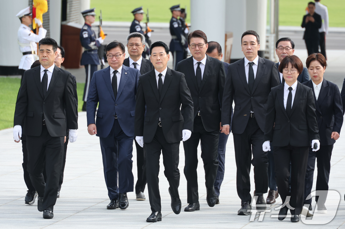 (서울=뉴스1) 신웅수 기자 = 취임 1주년을 맞은 장동혁 국민의힘 대표가 26일 서울 동작구 국립서울현충원을 찾아 현충탑을 참배하고 있다. 2026.8.26/뉴스1