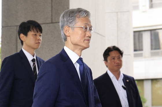 출근하는 조희대 대법원장
