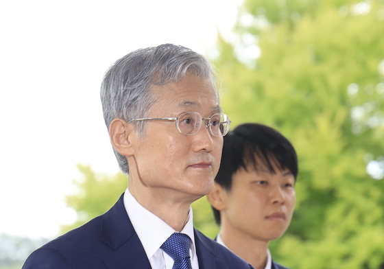 출근하는 조희대 대법원장