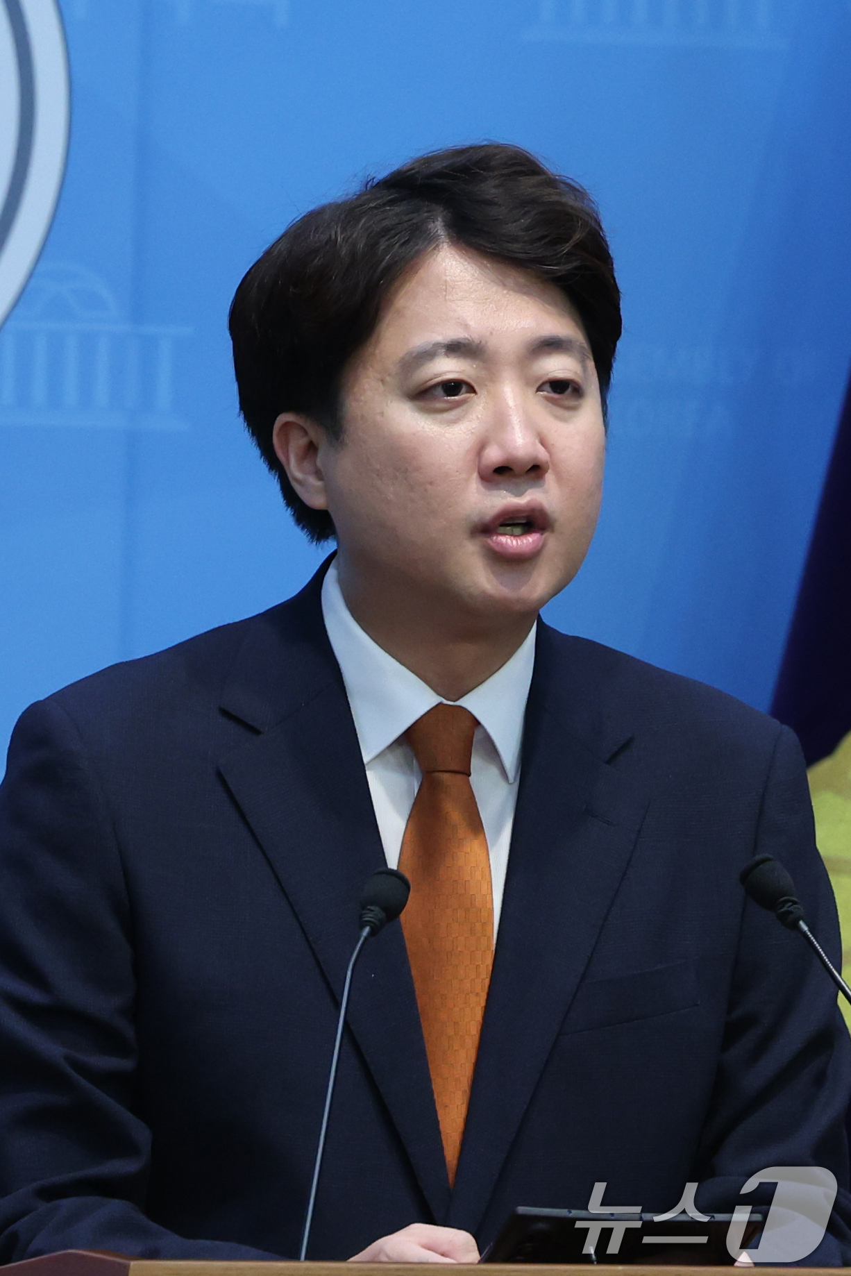 (서울=뉴스1) 황기선 기자 = 이준석 개혁신당 대표가 26일 오전 서울 여의도 국회 소통관에서 당대표 사퇴 기자회견을 하고 있다.  2026.8.26/뉴스1