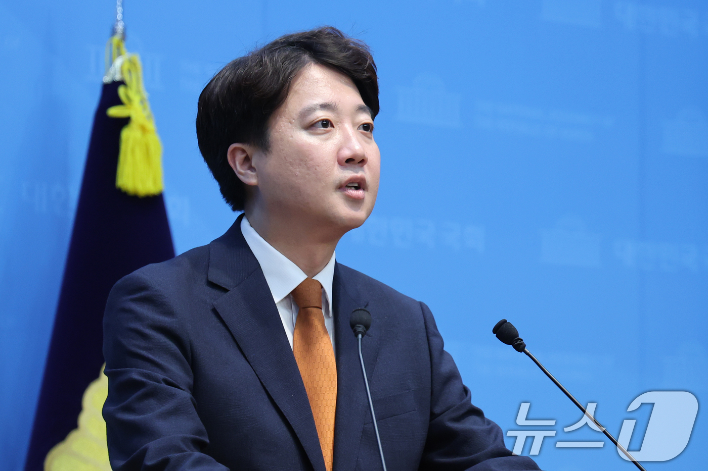 (서울=뉴스1) 황기선 기자 = 이준석 개혁신당 대표가 26일 오전 서울 여의도 국회 소통관에서 당대표 사퇴 기자회견을 하고 있다.  2026.8.26/뉴스1