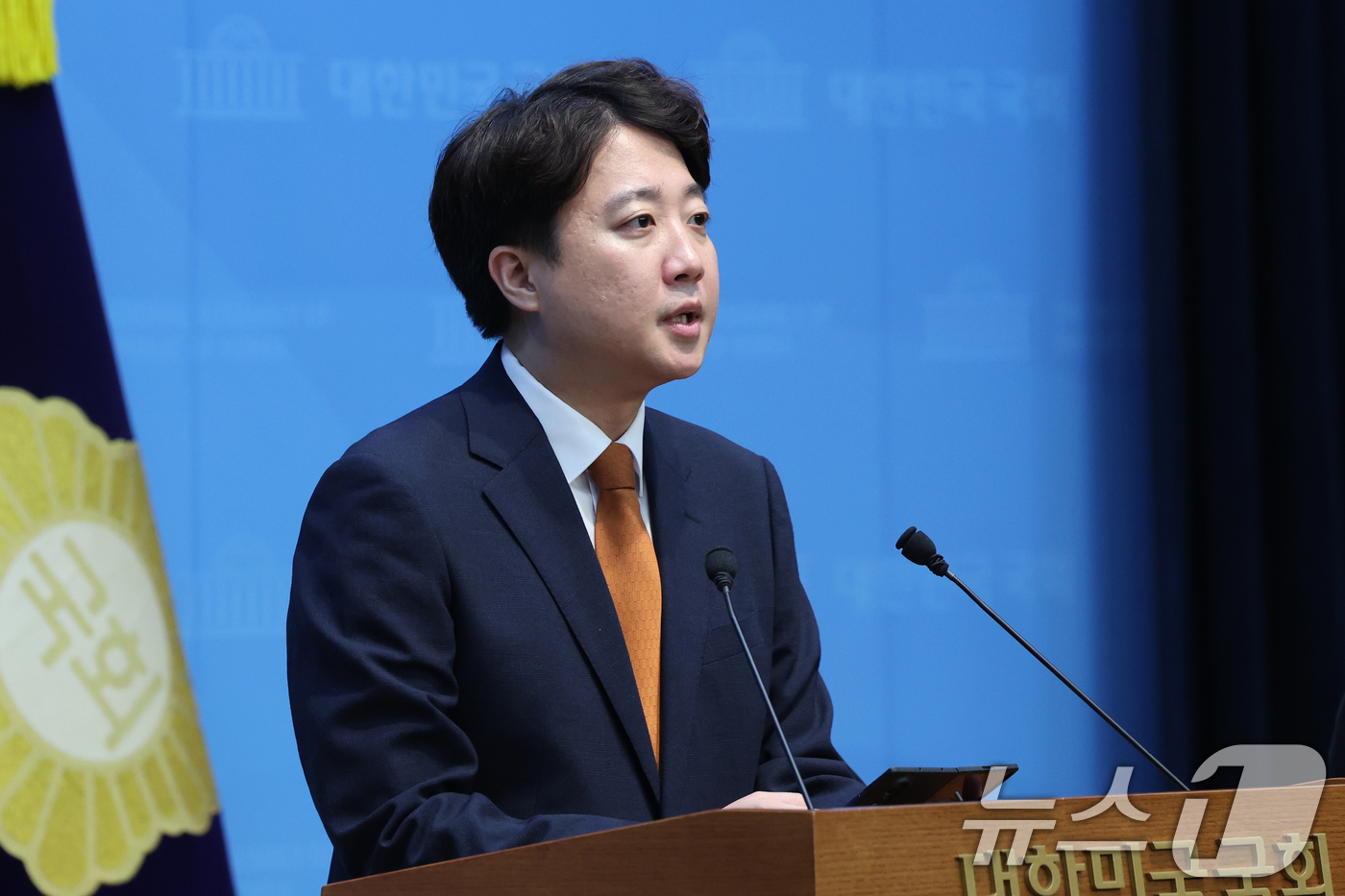 (서울=뉴스1) 황기선 기자 = 이준석 개혁신당 대표가 26일 오전 서울 여의도 국회 소통관에서 당대표 사퇴 기자회견을 하고 있다. 2026.8.26/뉴스1