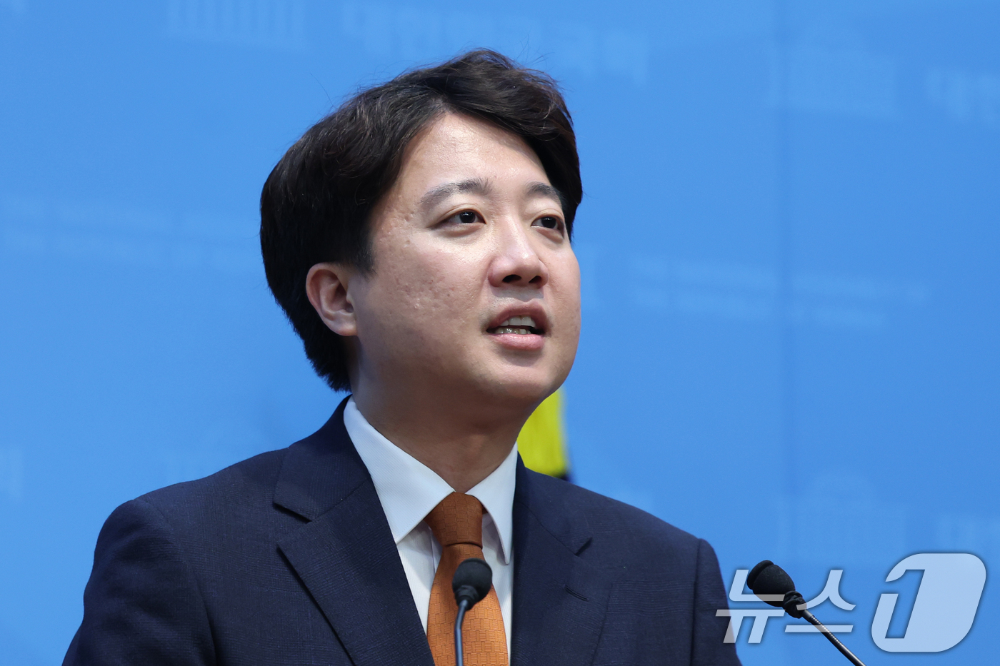 (서울=뉴스1) 황기선 기자 = 이준석 개혁신당 대표가 26일 오전 서울 여의도 국회 소통관에서 당대표 사퇴 기자회견을 하고 있다. 2026.8.26/뉴스1