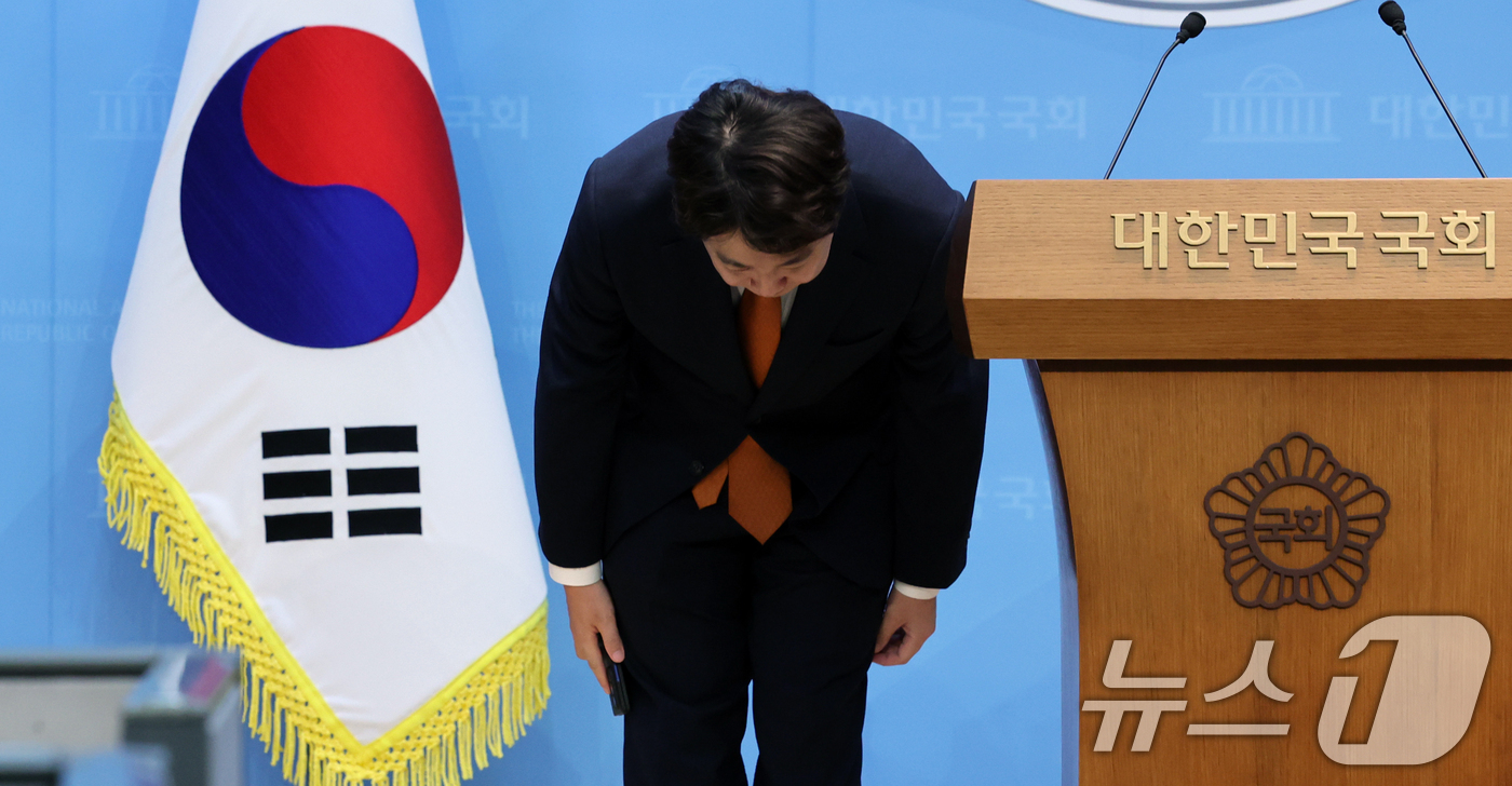 (서울=뉴스1) 황기선 기자 = 이준석 개혁신당 대표가 26일 오전 서울 여의도 국회 소통관에서 당대표 사퇴 기자회견을 마치고 인사하고 있다.  2026.8.26/뉴스1