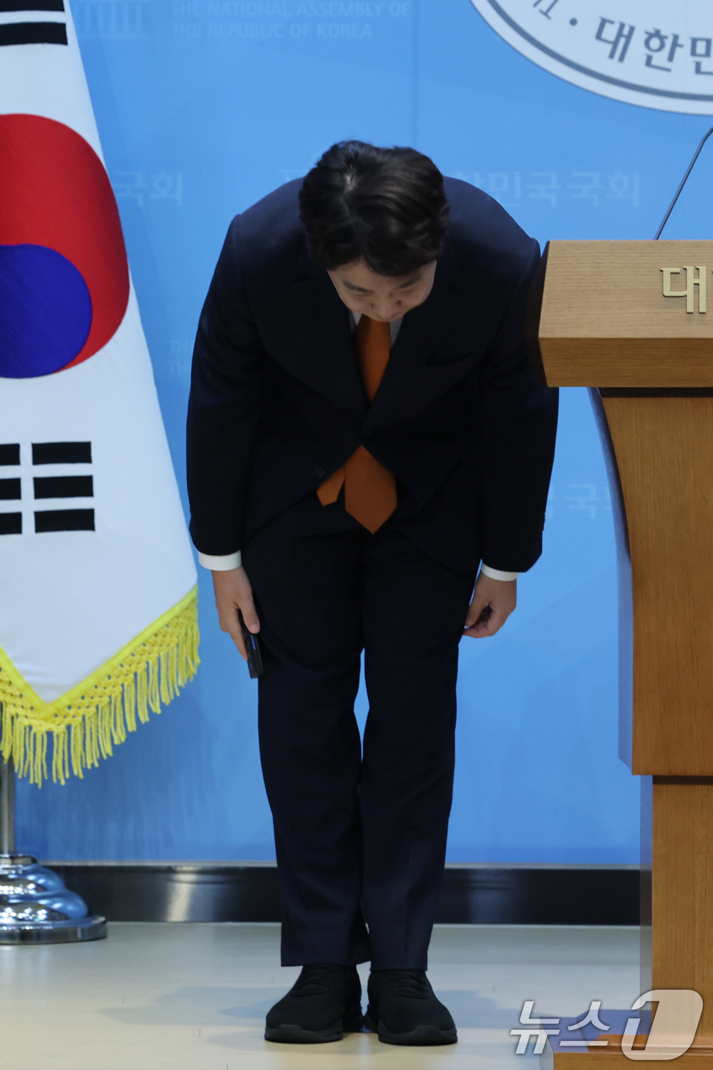 (서울=뉴스1) 황기선 기자 = 이준석 개혁신당 대표가 26일 오전 서울 여의도 국회 소통관에서 당대표 사퇴 기자회견을 마치고 인사하고 있다.  2026.8.26/뉴스1