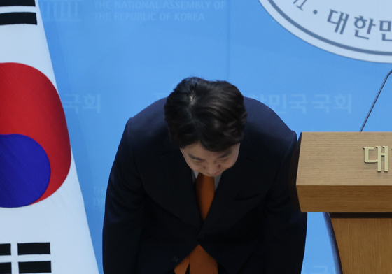 사퇴 기자회견 마치고 인사하는 이준석 대표