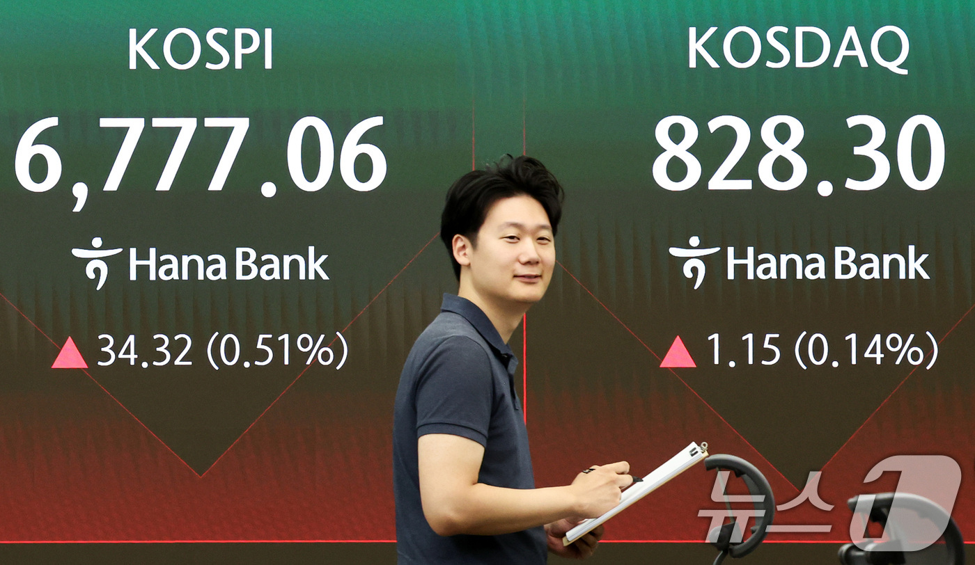 (서울=뉴스1) 최지환 기자 = 26일 오전 서울 중구 하나은행 본점 딜링룸 전광판에 증시 시황이 표시되어 있다.이날 코스피는 전 거래일 대비 15.49p(0.23%) 하락한 67 …