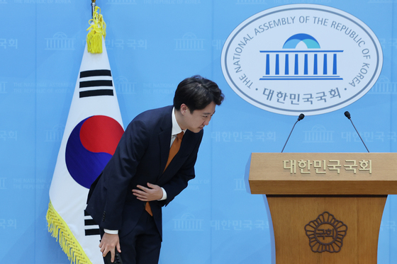 사퇴 기자회견 마치고 인사하는 이준석 대표