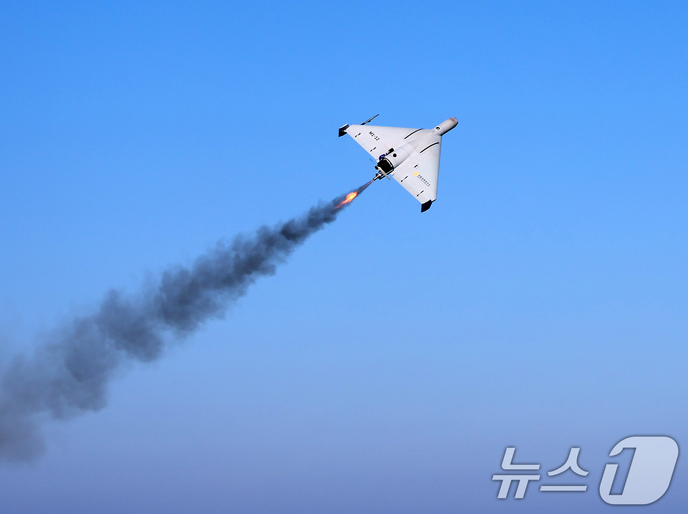 (부산=뉴스1) 윤일지 기자 = 지난 25일 부산 남방해상 마라도함에서 진행된 해군 자폭용 드론 해상운용 검증 전투실험에서 자폭용 드론이 발진한 후 바다에 추락하고 있다.당초 함정 …