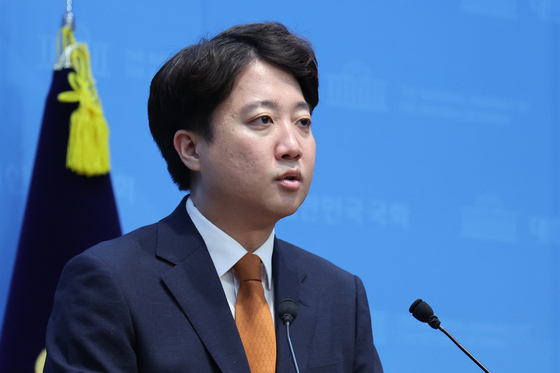 與 "일부 유튜브, '이준석·민주당 합당설' 제기…전혀 사실 아냐"
