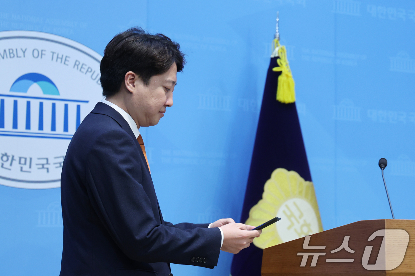 (서울=뉴스1) 황기선 기자 = 이준석 개혁신당 대표가 26일 오전 서울 여의도 국회 소통관에서 당대표 사퇴 기자회견을 위해 발걸음을 옮기고 있다.  2026.8.26/뉴스1
