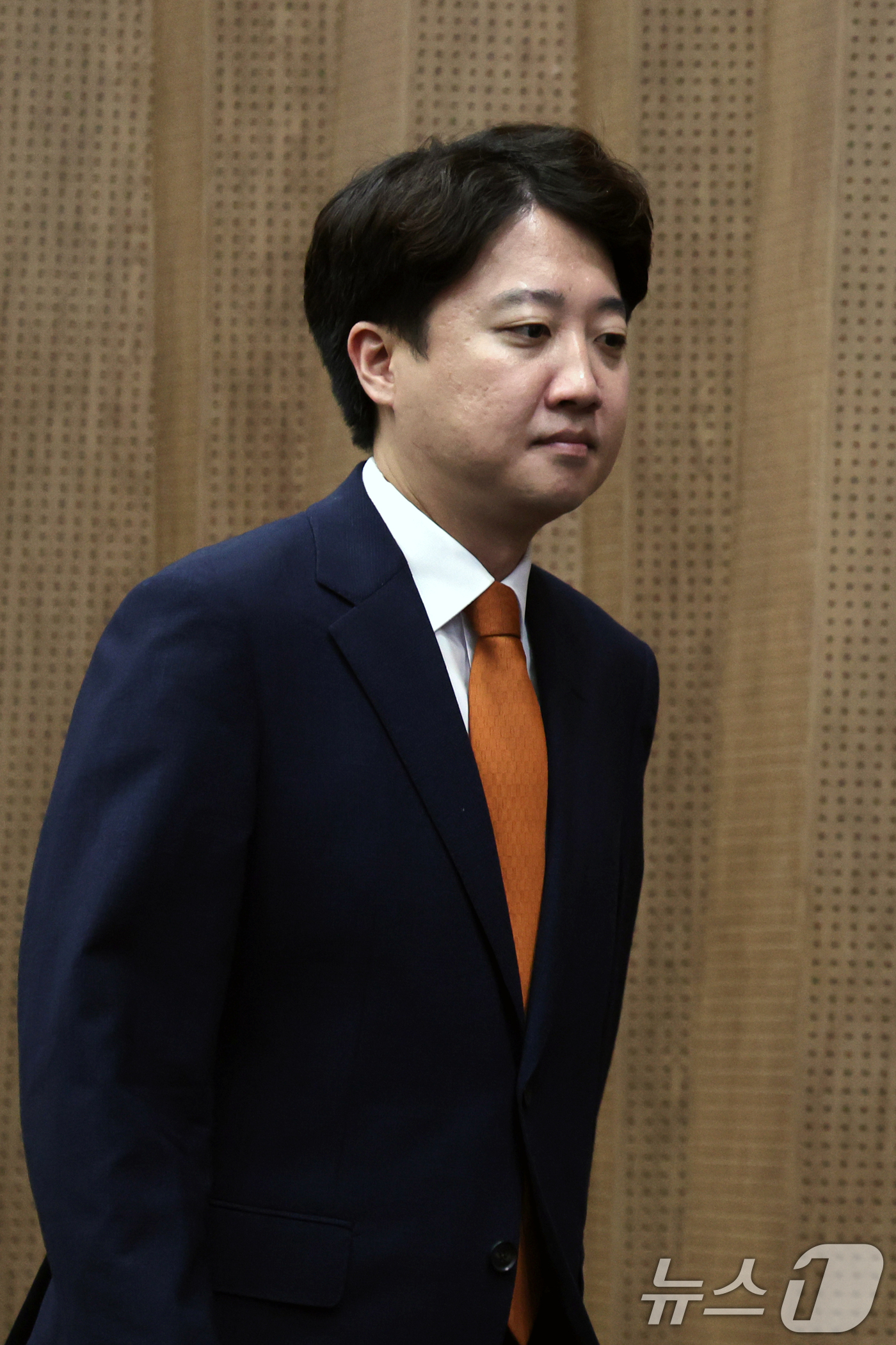 (서울=뉴스1) 황기선 기자 = 이준석 개혁신당 대표가 26일 오전 서울 여의도 국회 소통관에서 당대표 사퇴 기자회견을 위해 발걸음을 옮기고 있다.  2026.8.26/뉴스1