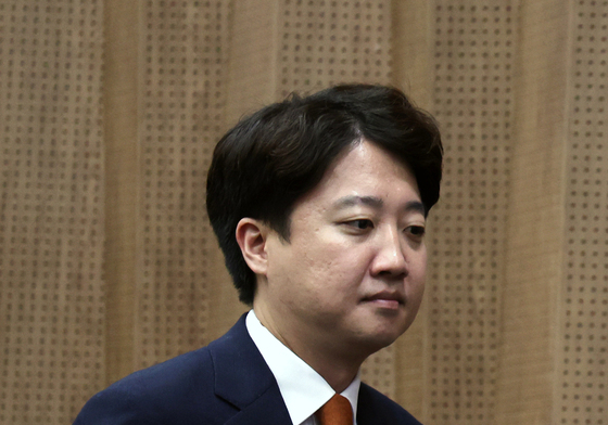 대표직 사퇴 기자회견 위해 이동하는 이준석